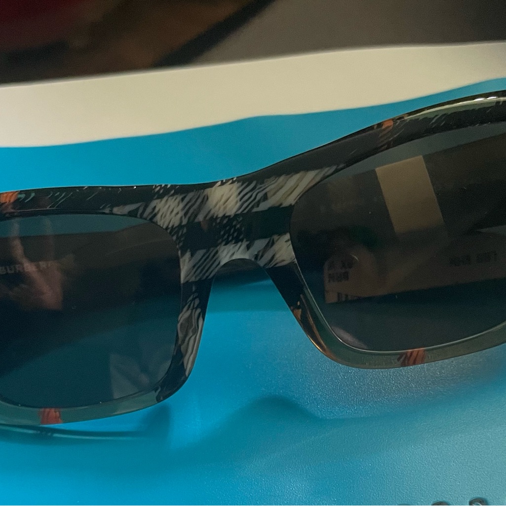 Burberry Black And White Sunglasses Sleek Design